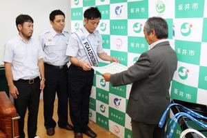 坂本市長より大賞の賞状を受け取る大阪市消防局の三好克哉さん