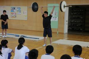 坂井農業・坂井高校ウエイトリフティング部によるデモンストレーション。自分の体重より重いバーベルを軽々と上げる
