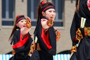 色とりどりの鮮やかな衣装に身を包み、躍動感あふれる演舞を披露するYOSAKOIの出演者たち
