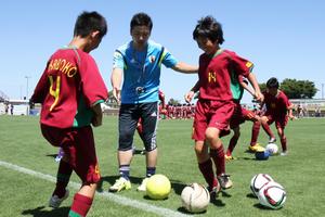 子どもたちに手取り足取り熱血指導するOB選手