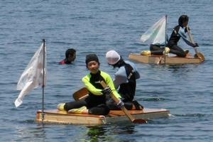 手作りのPETボトルイカダレースも行われた。友達と力を合わせて一生懸命オールを漕ぐ