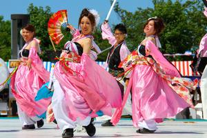 色とりどりの鮮やかな衣装に身を包み、躍動感あふれる演舞を披露するYOSAKOIの出演者たち2