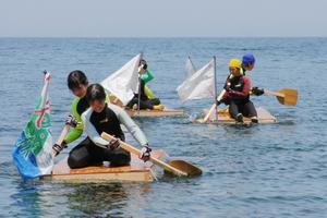 手作りのPETボトルイカダレースも行われた。友達と力を合わせて一生懸命オールを漕ぐ2
