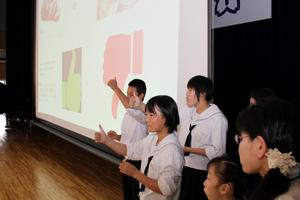 ウェールズの伝統的なお菓子「ウェルシュケーキ」を試食し、美味しいと答える春江中生徒