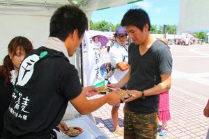 今年も大人気の越前坂井辛み蕎麦。他のグルメも大盛況