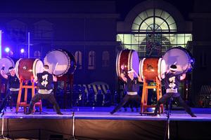 力強い演技で来場者を魅了するOTAIKO座「明神」