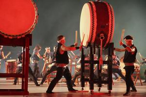 力強い演技で来場者を魅了するOTAIKO座「明神」2