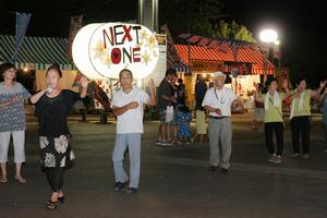 会場中が一体となっての総踊り。はるえさん音頭などで大盛り上がり2