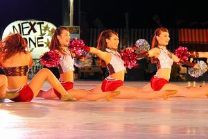 来場者と一体となって踊る福井商業高校チアダンス「JETS(ジェッツ)」のOGチーム「Venus(ヴィーナス)」。羨望の眼差しで見つめる子どもたちも2