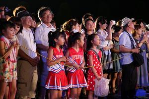 来場者と一体となって踊る福井商業高校チアダンス「JETS(ジェッツ)」のOGチーム「Venus(ヴィーナス)」。羨望の眼差しで見つめる子どもたちも3