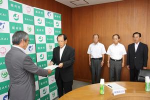 4地区地域協議会代表者会議を代表して、近藤奏会長（三国町）が答申書を市長に提出する