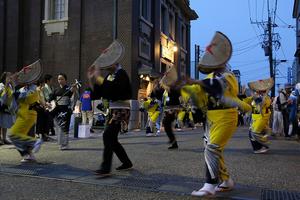 旧森田銀行前で息の合った踊りを披露する