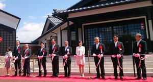 テープカットで一筆啓上日本一短い手紙の館の開館を祝う