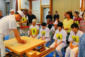 審査員を務めた全面協地方審査員の井敏朗さんのによる実演。真剣な眼差しで各行程の動作を見て学ぶ参加者