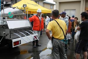 給水車の説明を受ける参加者。1,700リットルの容量を持ち、断水時などに活躍する