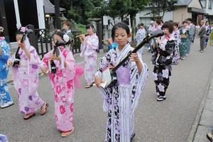 三味線の演奏など多くの小中学生も参加