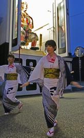 山車もお目見えし、情緒あふれる景観を華やかに踊り流す