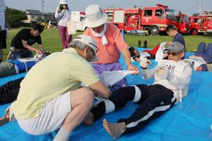 廃材などを使用して応急処置の訓練をする参加者