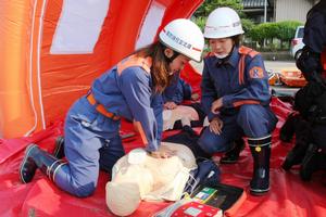 女性消防団員によるAED訓練。息のあったチームワークで処置を行っていく