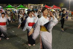 やぐらを3重・4重に囲んでの、笑顔あふれる総踊り