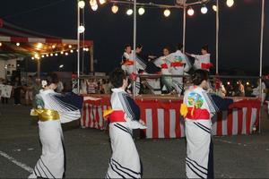 やぐらを3重・4重に囲んでの、笑顔あふれる総踊り2