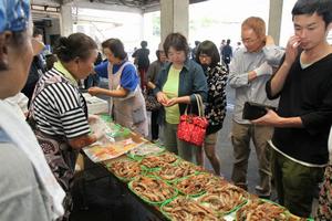 三国港で揚がった魚介類を買い求める来場者