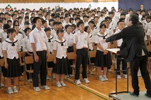 式典では作曲した笠松泰洋氏の指揮のもと、全校生徒が校歌を熱唱