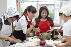 福岡先生と調理実習をする受講者。組み合わせる食材で減塩などを行うことも可能に