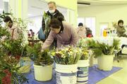 正月用の花を求める来場者