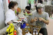 カレンダーの裏を利用して、可動式のロボットを作成する村田将吾さん