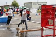 一般初期消火競技では3人一組で、水消火器、水バケツによる初期消火技術を競った