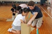 家族で一緒にベッド用に段ボールを組み立てていき、10分程で1台を作り上げた