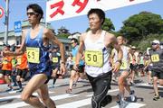 スタートの号令で城下町へと一斉に駆け出すランナーたち
