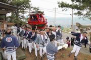 重さ300kgともいわれる舟みこしを担ぐ男衆