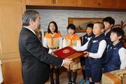 坂本市長に受賞を報告する高椋小学校少年消防クラブの子どもたち