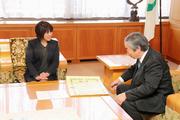 これまでの活動や受賞の喜びを坂本市長に報告する村田さん（左）