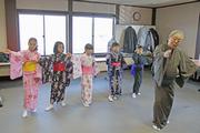 踊りの基本動作を、「むかし噺」の演目で学ぶ児童