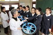 下級生とも仲良く遊べる一輪車。早速試し乗りしたいと喜ぶ生徒たち