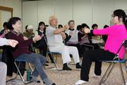 簡単にできる運動で、健康づくりを楽しむ参加者