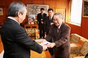 「地域の食育に役立ててほしい」と目録を手渡す