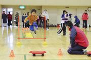 障害物を跳んで走ってまた跳んで！運動能力や運動神経を向上させるトレーニングにも笑顔で参加