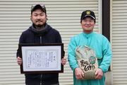 「今後もおいしいお米を作っていきたい」と話す田中勇樹さん(左)と父・利男さん(右)