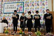 澄んだ声で入賞作品を朗読する丸岡南中の生徒