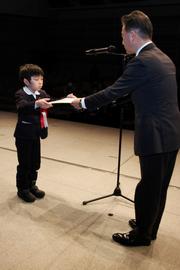 福井県教育委員会賞の表彰を受ける山畑さん