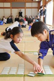歌を読み始めた瞬間、すばやい反応で札に手を伸ばす子どもたち