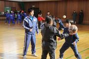 有町さんに教わりながらトレーニングに熱中する子どもたち