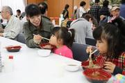 「おいしい」と新そばを楽しむ親子。新そばを求め多くの人で賑わった