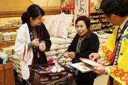 花あかりを試食した人のほとんどが興味津々に