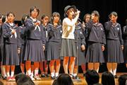 生徒らとともに手話コーラスに参加する今井さん