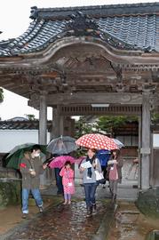 あいにくの雨模様ながらも、みんなで力を合わせて“まちのお宝”を発見する